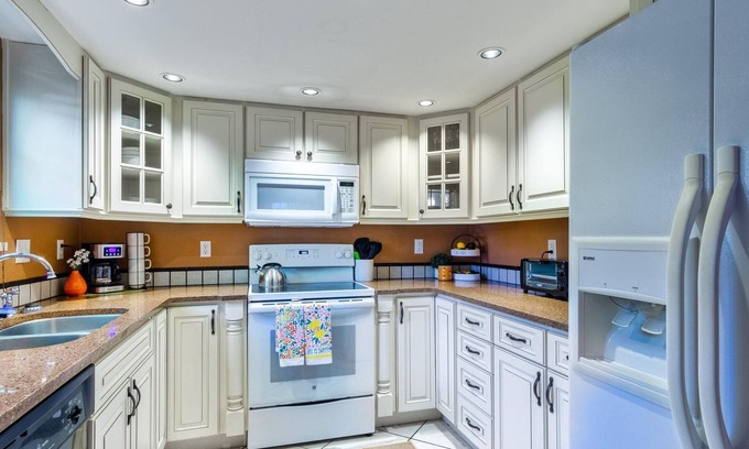 Avondale Casa | ~Avondale Aviary Sleeps 6 8 Miles to Stadium~