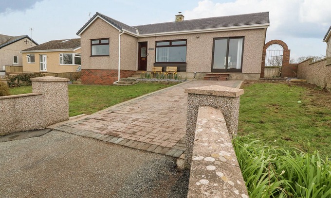 Llanfaelog Cabaña | AWELFRYN, family friendly, with open fire in Rhosneigr