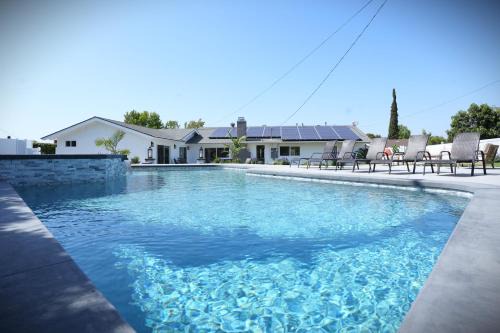Orange Casa | Awesome 5 bedroom 3 bath pool home with in-ground jacuzzi