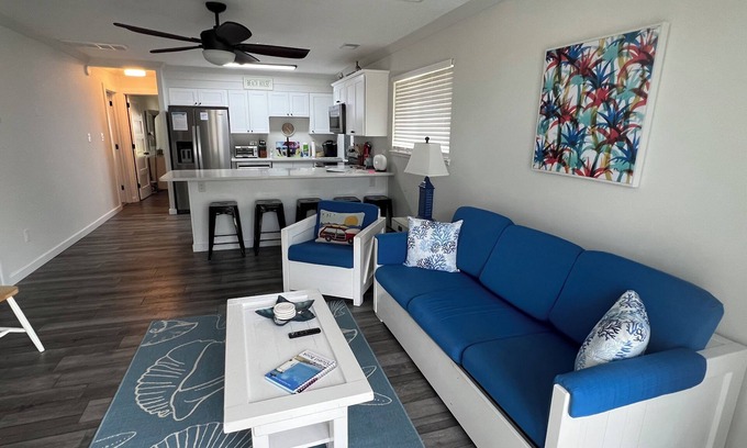 Northeast Virginia Beach Condominio | Awesome Beach Getaway! 1 block to the ocean, with a big pool in the back.