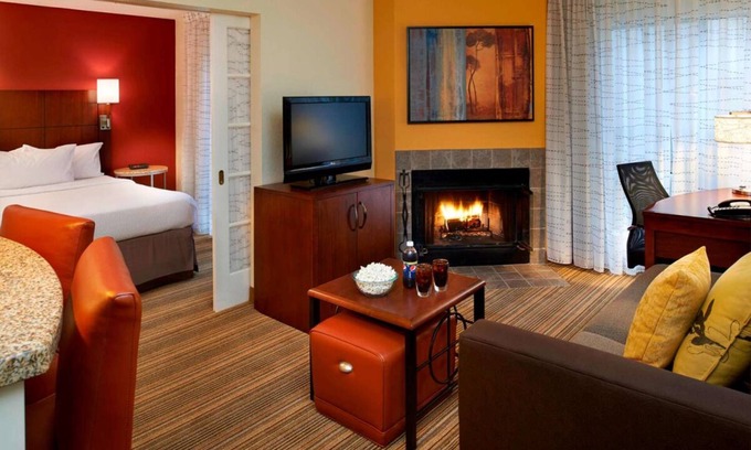 Warren Complejo | Awesome Find! Unit with Full Kitchen, Pets Allowed, Free Breakfast!