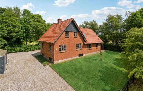 Bække Casa | Awesome Home In Bække With Kitchen