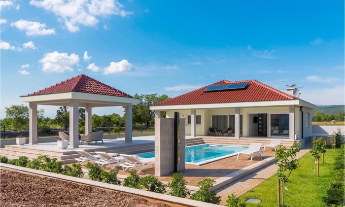Gornje Planjane Casa | Awesome Home In Unesic With Outdoor Swimming Pool