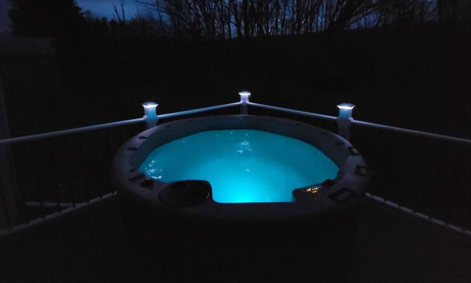 Swengel Casa | Awesome outdoor hot tub! Great discounts for longer stays!