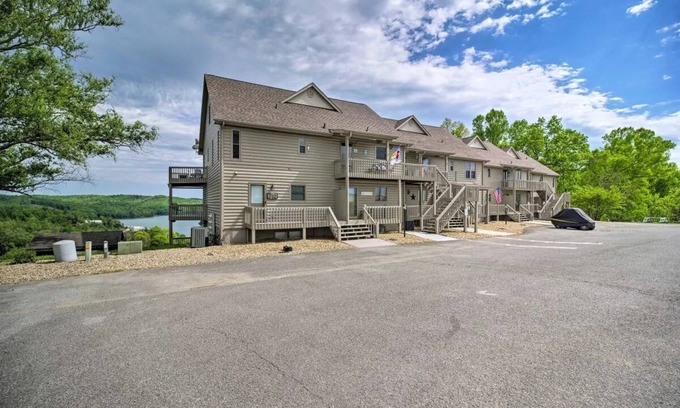 La Follette Condominio | Awesome views of Norris Lake & the Greens at Deerfield from this lakeview condos