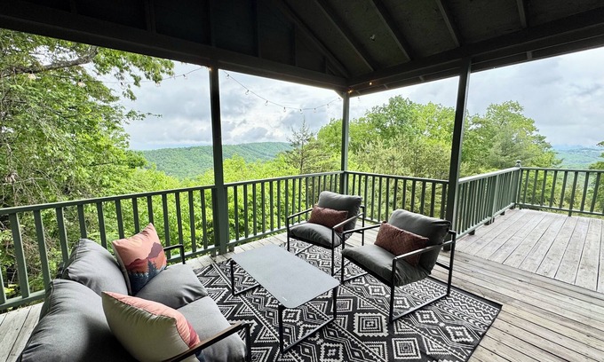 Pine Creek Cabina | Awesome views - private mountaintop cabin - outdoor fire pit + pet friendly!
