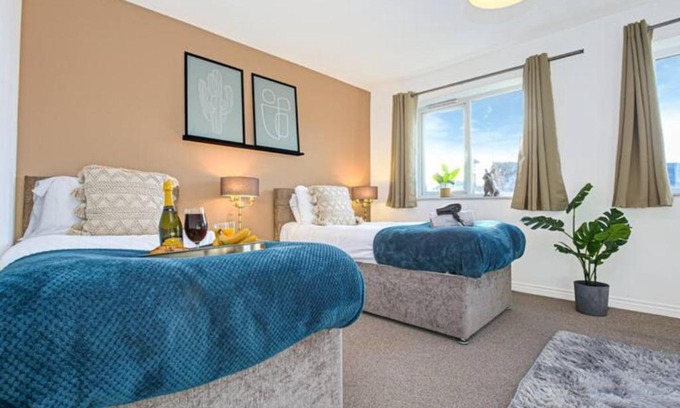 Aylesbury Casa | Aylesbury House with Free Parking, Super-Fast Wifi and Smart TV with Netflix by Yoko Property