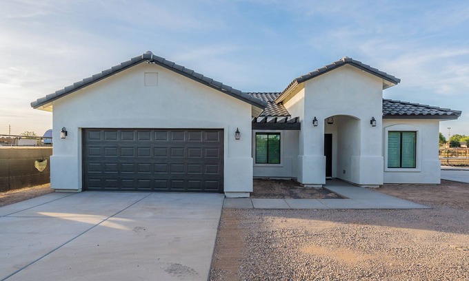 Gilbert Casa | AZ GO Rentals: 2022 built, 3bd/2ba, 2car garage and PICKLEBALL COURT! DETACHED!
