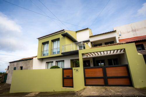 Ribeira Grande Casa | Azores Mountain View