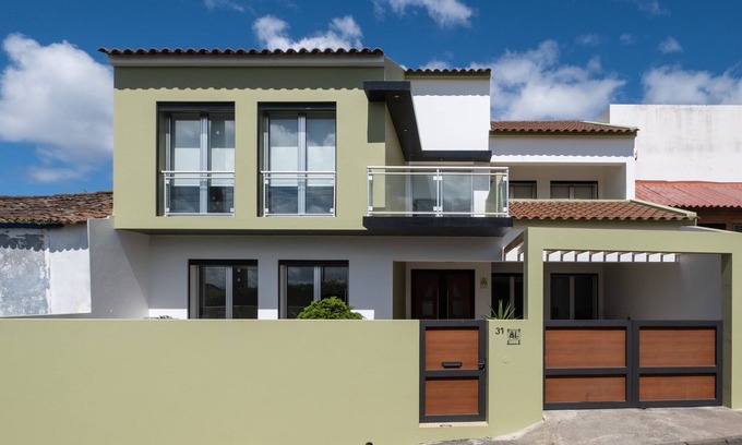 Ribeira Grande Casa | Azores Mountain View