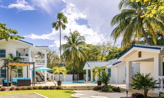 San Pedro Casa | AZUL VISTA VILLAS a private tropical estate with a fabulous pool for 12+ people!