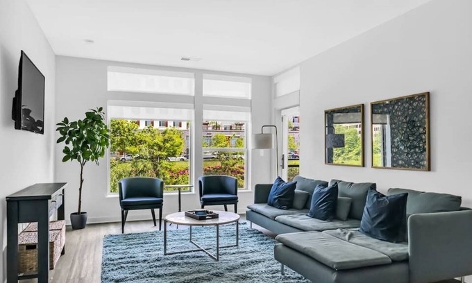 McLean Apartamento | Brentford #262 · Azure Escape 2BR/2BTH: Tysons Oasis with Amenities