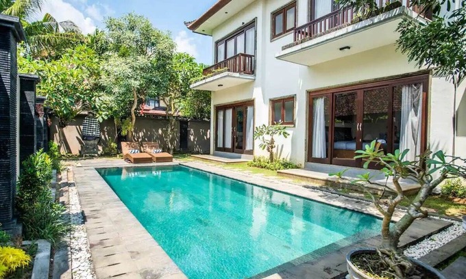 Lodtunduh Apartamento | Azure House: the dive to bright holiday