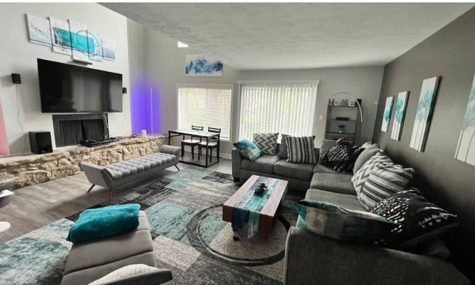 Indianapolis Casa | Azure Tri-Level Vaulted Luxury Loft Home Sleeps 12
