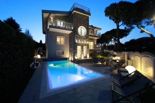 Desenzano del Garda Cama Y Desayuno | B&B Bellavista Exclusive in zona centrale con piscina riscaldata e Jacuzzi vista lago LA COLAZIONE viene servita in una pasticceria rinomata ed esclusiva esterna alla struttura