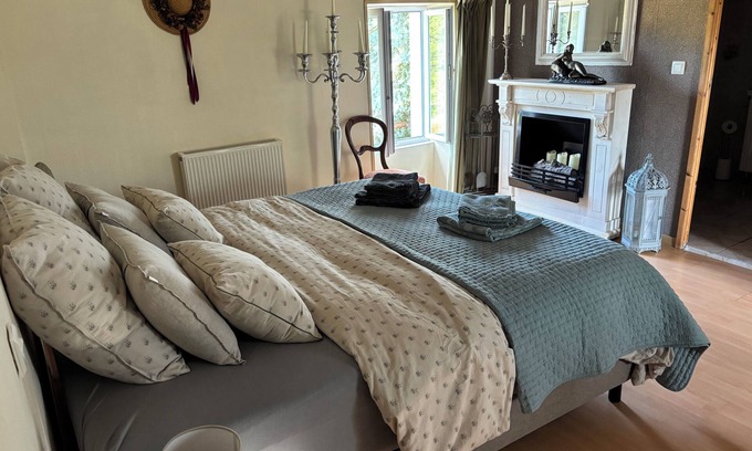 Saint-Martin-des-Fontaines Cama Y Desayuno | B&B suite with swimming pool between Puy du fou and the ocean