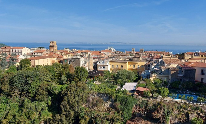 Sorrento Historic Centre Cama Y Desayuno | B&b "Sorrento Made in Italy" in the center but far from the city coas.