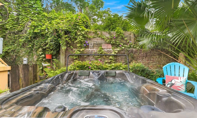 Faubourg Marigny Casa | B&W Courtyards