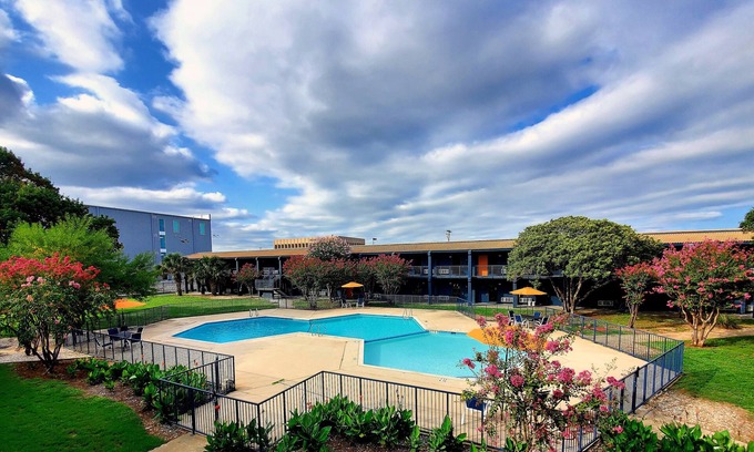 St. Johns Apartamento | B15 Poolside 1st Floor - Queen Bed Studio