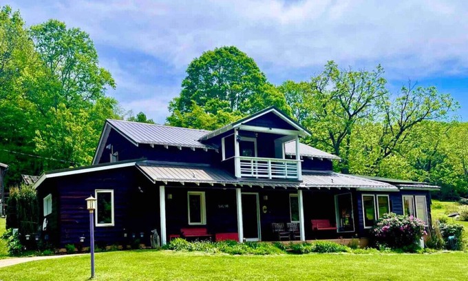 Wilson Creek Cabina | Serene Mountain Retreat Abundant Wildlife 4BR Starlink Internet EV Charger