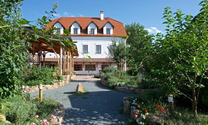 Pruhonice Casa | Babiččina Zahrada Penzion & Restaurant