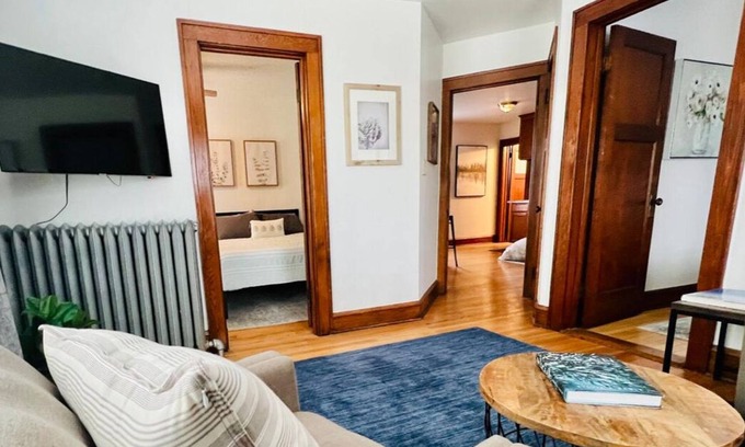 West Allis Apartamento | Babich Building - 2 Bedroom - Upper Apt #1