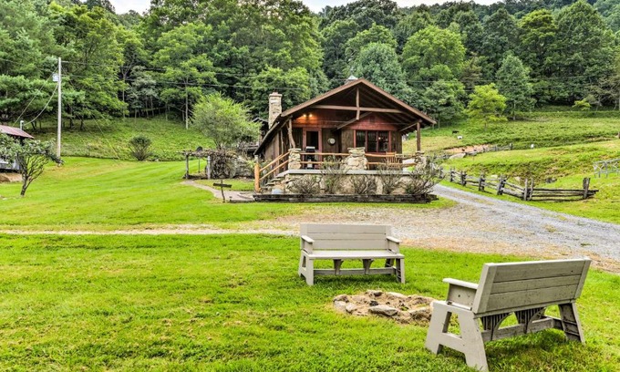 Clyde Apartamento | Baby Bear Clyde Cabin on Mountain Farm!