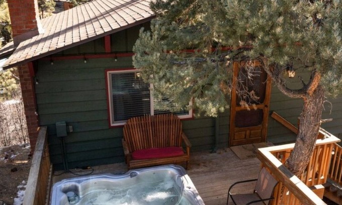 Big Bear City Cabina | Baby Bear's Hideout: Private Hot Tub/ 10min From The Village/Fireplace/Hiking