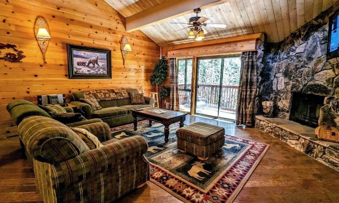 Big Bear Lake Condominio | Unidad ideal para familias A solo minutos a pie de la estación de esquí Snow Summit.