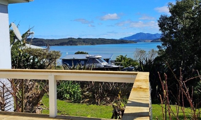 Rawene Casa | Bach with beautiful harbour views in historic Rawene village.
