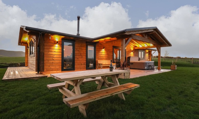 Aberhosan Cabaña | BACHEIDDON LOG CABIN, pet friendly, with hot tub in Machynlleth