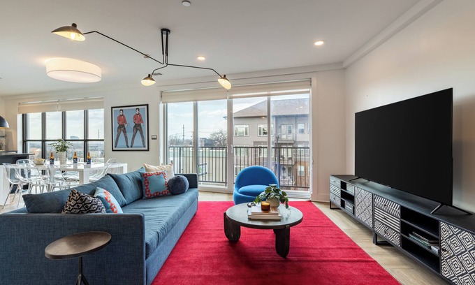 Historic Edgefield Apartamento | Bachelor Party Pad, 5 Minutes to Broadway + Private Balcony | Last Call