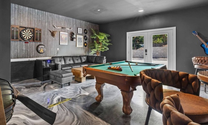 Talbot's Corner Apartamento | Bachelor’s Dream Pad - 4BR w/Game Room & Rooftop!