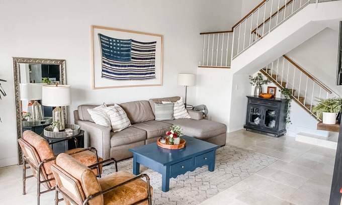 East Bluff Casa | Back Bay Beauty! Walkable and family friendly. Bike Ride to the beach!