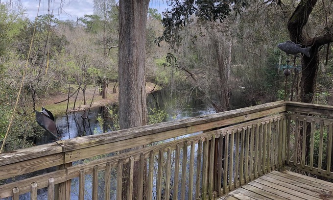 Ridge Manor Casa | Cubierta trasera con vistas al hermoso río Withlacoochee. Un fin de semana perfecto