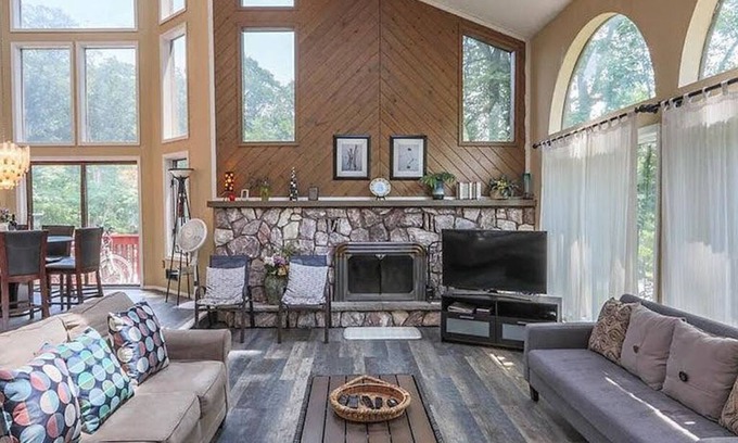 East Stroudsburg Chalet De Esquí | Back!!! Escape to the all updated Luxury Poconos Retreat with indoor Hottub!!!