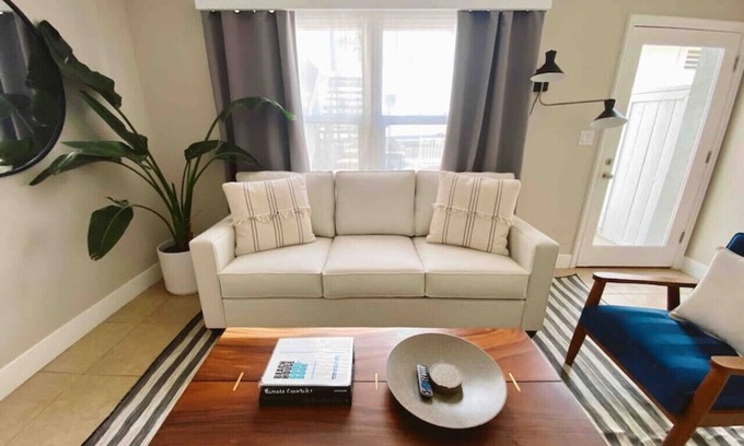 West Newport Cabaña | Back Unit · Beach House in the <3 of Balboa Peninsula