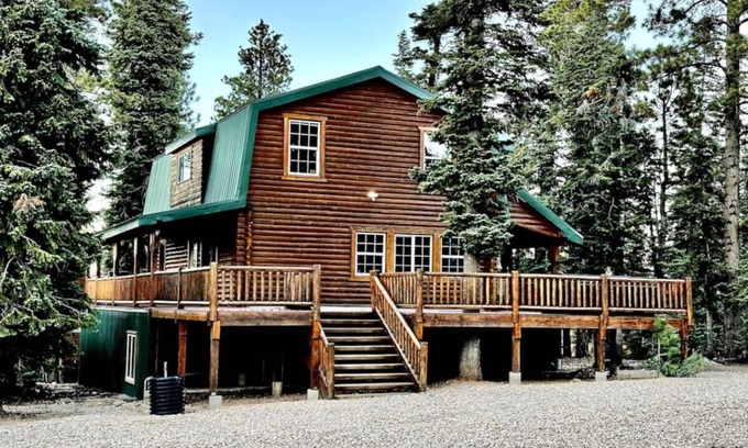 Duck Creek Village Cabina | Backwoods Bonanza BIG Cabin and Hot Tub!