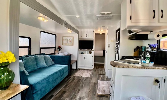 Castro Valley Alquiler De RV | Backyard Glamping in Camper RV