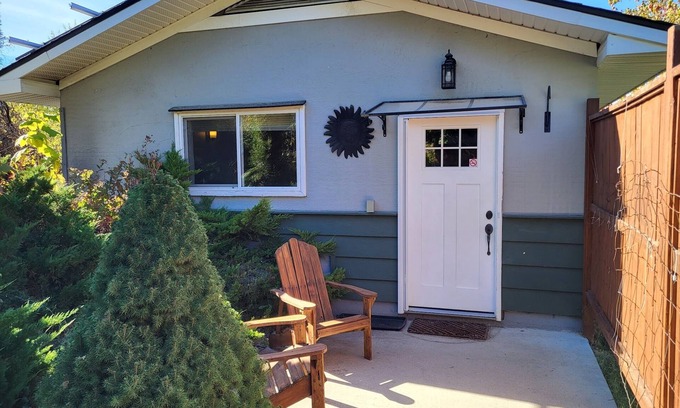 Taghum Cabina | Backyard Guesthouse near Nelson w/ Hot Tub