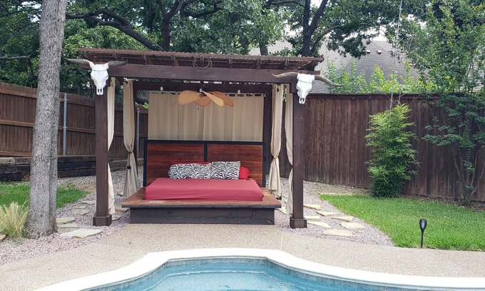 North Richland Hills Casa | Backyard haven, modern house in upscale subdivision