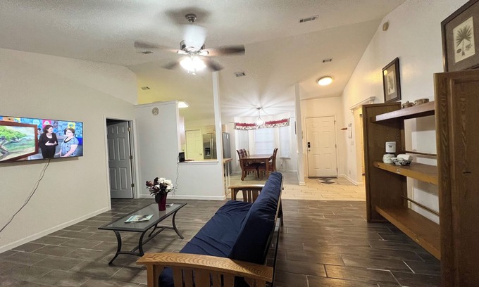 Kingsland Casa | Backyard lake,near I- 95,To zoo,cumberland park,kingsbay base navy base,beaches