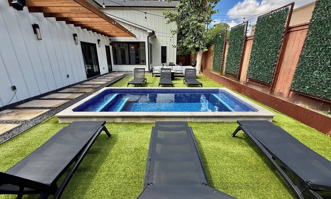 East Cesar Chavez Casa | Eastside Farmhouse Combo - ¡A 2 minutos del centro!