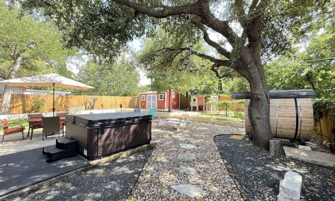 South Manchaca Casa | Backyard Spa Oasis- hot tub, cold plunge, and outdoor sauna. 10 min to downtown!