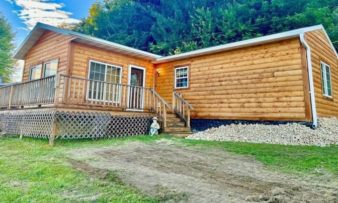 Lansing Cabina | Badger...3 BR Cabin w/ Hot Tub