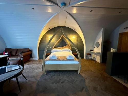 Storwood Casa | Badger at Owlet Hideaway - with Hot Tub, near York