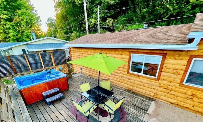 Lansing Cabina | Badger Cabin w/ Outdoor Hot Tub Jacuzzi avail year round