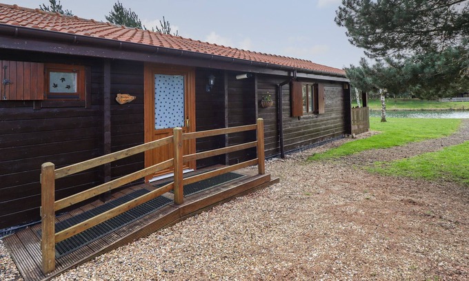 Lincoln Cabaña | BADGER LODGE, pet friendly, with hot tub in Bardney