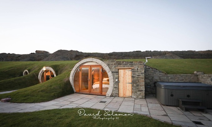 Rhayader Cabaña | Badgers View - a hobbit hut that sleeps 6 guests in 3 bedrooms