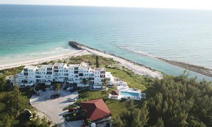 Bahamas Terrace Condominio | Bahamian Beachfront Paradise, directly on the beach!